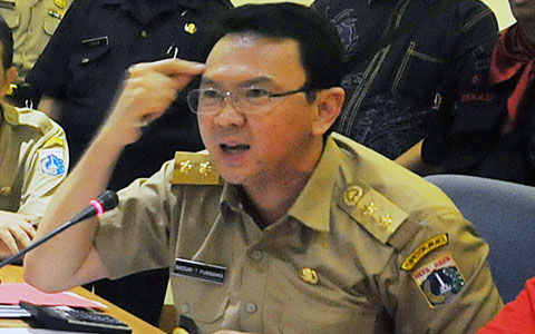 75ahok tunjuk kepala.jpg